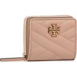 Mały Portfel Damski TORY BURCH - Kira Chevron 56820 Devon Sand 288. Różowe portfele damskie Tory Burch, bez wzorów, ze skóry. Za 849,00 zł.