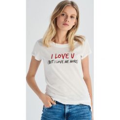 T-shirt z napisem - Biały. Białe t-shirty damskie marki Sinsay, s, z napisami. Za 24,99 zł.