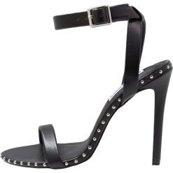 Steve Madden PIERCING Sandały na obcasie black. Czarne rzymianki damskie Steve Madden, z materiału, na obcasie. Za 379,00 zł.