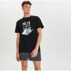 Dwuczęściowa piżama Rick and Morty - Czarny. Czarne piżamy męskie Cropp, s, bez wzorów, bez rękawów. Za 89,99 zł.