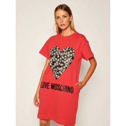 Sukienka dzianinowa LOVE MOSCHINO W5B1104 M4055. Czerwone sukienki damskie Love Moschino, m, bez wzorów, z dzianiny, bez kołnierzyka, bez rękawów. Za 889,00 zł.