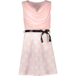 Sukienka w kolorze jasnoróżowym. Różowe sukienki damskie Pretty Closet, w paski, z tkaniny, bez kołnierzyka, bez rękawów, mini, rozkloszowane. W wyprzedaży za 115,95 zł.