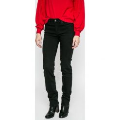 Levi's - Jeansy 712. Czerwone jeansy damskie Levi's®, z elastanu. W wyprzedaży za 249,90 zł.
