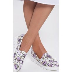 Fioletowe Slip On Turned. Fioletowe koturny damskie Renee, z okrągłym noskiem, bez obcasa, na koturnie, bez zapięcia. Za 39,99 zł.