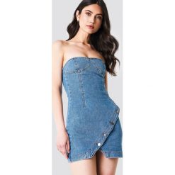 Linn Ahlborg x NA-KD Sukienka jeansowa z guzikami - Blue. Niebieskie sukienki mini marki Linn Ahlborg x NA-KD, z denimu, bez ramiączek, z odkrytymi ramionami. Za 242,95 zł.