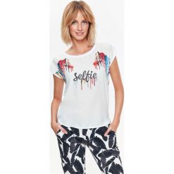 T-SHIRT KRÓTKI RĘKAW DAMSKI, Z NADRUKIEM. Szare t-shirty damskie Top Secret, z nadrukiem. Za 29,99 zł.