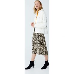 Kurtka jeansowa z kołnierzem z barankiem. Szare kurtki damskie Pull&Bear, bez wzorów, z jeansu, bez kaptura. Za 229,00 zł.
