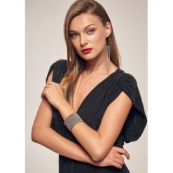 ELEGANCKIE KOLCZYKI. Szare kolczyki damskie marki Top Secret, z cyrkonią, srebrne. Za 39,99 zł.