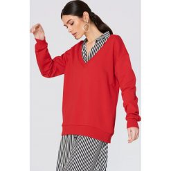 NA-KD Basic Bluza basic z dekoltem V - Red. Czerwone bluzy rozpinane damskie NA-KD Basic. Za 100,95 zł.