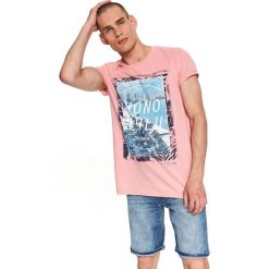 T-shirt z nadrukiem dopasowany. Różowe t-shirty męskie Top Secret, na zimę, m, z nadrukiem, z bawełny, eleganckie, bez kołnierzyka, krótkie. W wyprzedaży za 24,99 zł.