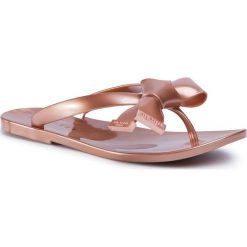 Japonki TED BAKER - Luzzi 229922 Rosegold. Żółte klapki damskie Ted Baker, z aplikacjami, z tworzywa sztucznego, bez obcasa, na obcasie. W wyprzedaży za 199,00 zł.