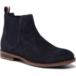 Sztyblety TOMMY HILFIGER - Dress Casual Suede Chelsea FM0FM02212 Midnight 403. Niebieskie sztyblety męskie TOMMY HILFIGER, ze skóry, bez zapięcia. Za 649,00 zł.
