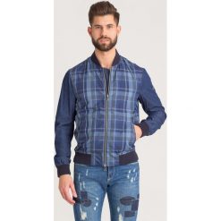 BOMBERKA Armani Exchange. Niebieskie płaszcze męskie Armani Exchange, s, z nadrukiem, z jeansu, bez kaptura. Za 445,00 zł.