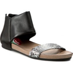 Sandały CARINII - B3730 Cricket Vip White/Savage 04. Szare klapki damskie Carinii, bez wzorów, ze skóry, bez obcasa. W wyprzedaży za 179,00 zł.