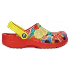 Chodaki w kolorze czerwonym ze wzorem. Czerwone klapki damskie Crocs, z aplikacjami, bez obcasa. W wyprzedaży za 74,95 zł.