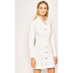Sukienka jeansowa Guess Sara W02K08 D2G6I. Białe sukienki damskie Guess, na co dzień, xs, z aplikacjami, z elastanu, bez kołnierzyka, bez rękawów, proste. W wyprzedaży za 469,00 zł.