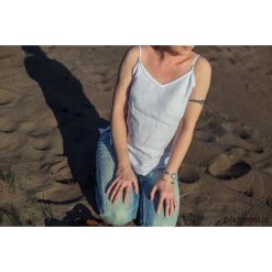 Lniany top na wąskich ramiączkach. Białe topy damskie Pakamera, s, bez wzorów, ze lnu, bez kołnierzyka. Za 139,00 zł.