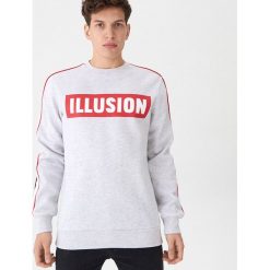Bluza z napisem - Jasny szary. Szare bluzy męskie House, s, z napisami, bez kołnierzyka, bez rękawów, bez kaptura. Za 69,99 zł.