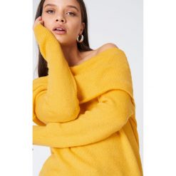 NA-KD Szeroki sweter z odkrytymi ramionami - Yellow. Żółte swetry damskie NA-KD, bez wzorów, z dzianiny, bez rękawów, bez kaptura. W wyprzedaży za 40,47 zł.