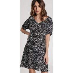 Czarna Sukienka Kelagenia. Czarne sukienki damskie Renee, s, bez wzorów, bez kołnierzyka, bez rękawów, mini. Za 79,99 zł.