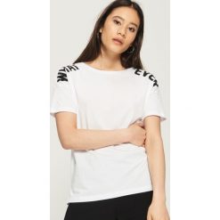 T-shirty damskie: Koszulka z napisami - Biały