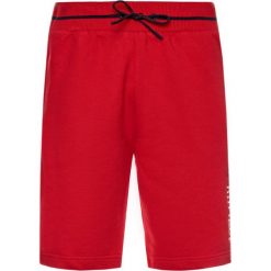 Szorty sportowe TOMMY HILFIGER UM0UM01767. Czerwone spodenki sportowe męskie TOMMY HILFIGER, m, bez wzorów, z bawełny, sportowe. Za 199,00 zł.