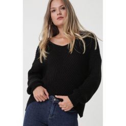 Czarny Sweter Colyton. Czarne swetry damskie Born2be, uniwersalny, bez wzorów, prążkowane, z długim rękawem, długie, bez kaptura. Za 119,99 zł.
