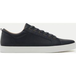 Eleganckie niebieskie buty ze zdobieniem brogue. Zielone buty wizytowe męskie marki Pull & Bear. Za 59,90 zł.