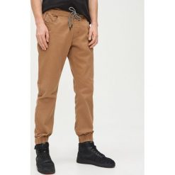 Joggery basic slim fit - Beżowy. Brązowe spodnie męskie Cropp, m. Za 119,99 zł.