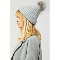 Czapka z pomponem. Szare czapki damskie Moodo, melanż, z elastanu. Za 19,99 zł.