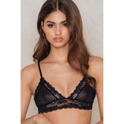 NA-KD Lingerie Biustonosz z koronki - Black. Czarne biustonosze NA-KD Lingerie, w koronkowe wzory, z koronki. W wyprzedaży za 40,47 zł.