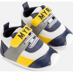 Mayoral - Buty dziecięce. Czerwone trampki chłopięce Mayoral, bez wzorów, z gumy, sportowe, z okrągłym noskiem, bez zapięcia. W wyprzedaży za 59,90 zł.