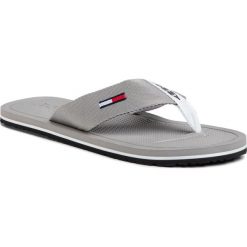 Japonki TOMMY JEANS - Comfort Footbed Beach Sandal EM0EM00434 Antique Silver PRT. Szare klapki męskie Tommy Jeans, z jeansu, bez zapięcia. W wyprzedaży za 139,00 zł.