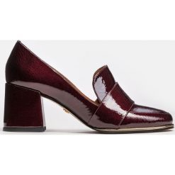 Bordowe czółenka damskie. Czerwone czółenka peep toe marki Kazar, w paski, ze skóry, na wysokim obcasie, na obcasie. Za 549,00 zł.