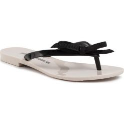 Japonki MELISSA - Harmonic + Jason Wu V 32626 Beige/Black 52647. Czarne klapki damskie Melissa, bez wzorów, z tworzywa sztucznego, bez obcasa, na obcasie. W wyprzedaży za 239,00 zł.