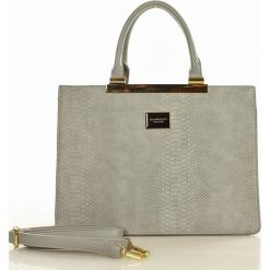 MONNARI Elegancki kuferek aktówka z motywem węża szary. Szare aktówki damskie Monnari, w paski, ze skóry ekologicznej, eleganckie, bez dodatków. Za 194,00 zł.