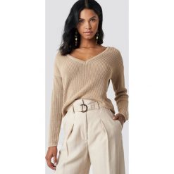 NA-KD Sweter z głębokim dekoltem V - Beige. Brązowe swetry klasyczne damskie marki NA-KD, dekolt w kształcie v. Za 121,95 zł.