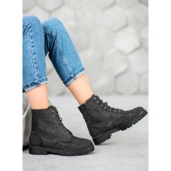 Czarne zamszowe botki. Czarne botki damskie SWEET SHOES, z zamszu, bez obcasa, bez zapięcia. Za 69,00 zł.