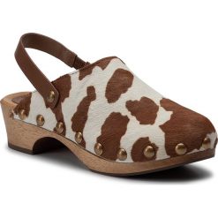 Chodaki TORY BURCH - Blythe 50MM Studded Clog 56904 Warm Honey/Royal/Tan 230. Pomarańczowe klapki damskie Tory Burch, z aplikacjami, ze skóry, bez obcasa, na obcasie. W wyprzedaży za 1149,00 zł.