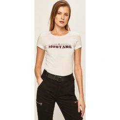 Mustang - T-shirt. Białe bluzki damskie Mustang, s, z nadrukiem, z bawełny, z okrągłym kołnierzem. Za 59,90 zł.