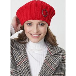 Czerwona Czapka Rinton. Czerwone czapki damskie Born2be, bez wzorów, z dzianiny. Za 69,99 zł.