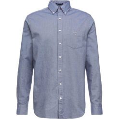 GANT THE OXFORD Koszula evening blue. Czerwone koszule męskie marki GANT, l, w kratkę, z bawełny, z klasycznym kołnierzykiem. Za 379,00 zł.
