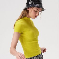 Prążkowany t-shirt ze stójką - Zielony. Zielone t-shirty damskie Sinsay, s, bez wzorów, prążkowane, ze stójką. Za 29,99 zł.