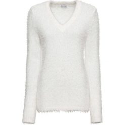 Sweter z dzianiny z długim włosem bonprix biel wełny. Białe swetry klasyczne damskie bonprix, z dzianiny, z okrągłym kołnierzem. Za 89,99 zł.