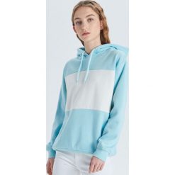 Dwukolorowa bluza z kapturem - Niebieski. Niebieskie bluzy damskie Cropp, s, bez wzorów, bez rękawów, z kapturem. W wyprzedaży za 39,99 zł.