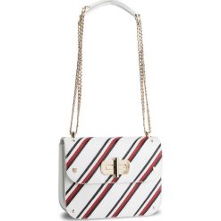 Torebka TOMMY HILFIGER - Turnlock Crossover Stripe AW0AW06701 901. Białe torebki klasyczne damskie TOMMY HILFIGER, bez wzorów, ze skóry, eleganckie, bez dodatków. W wyprzedaży za 549,00 zł.