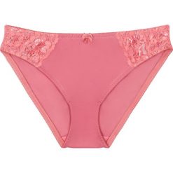 Figi bonprix jeżynowy. Różowe majtki damskie bonprix, w koronkowe wzory, z koronki. Za 29,99 zł.