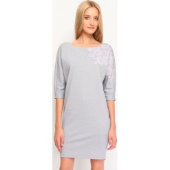 Sukienka damska w kwiaty, z nadrukiem. Szare sukienki damskie Top Secret, na co dzień, z nadrukiem, z dzianiny, eleganckie, bez kołnierzyka, bez rękawów. W wyprzedaży za 49,99 zł.