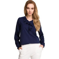 Julita bluzka z żabotem - granatowa. Bluzki damskie Stylove, s, bez wzorów, z elastanu, eleganckie, bez kołnierzyka, z długim rękawem. Za 119,00 zł.