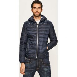 Guess Jeans - Kurtka. Niebieskie płaszcze męskie Guess Jeans, s, z aplikacjami, z poliesteru, krótkie, z kapturem. W wyprzedaży za 449,90 zł.